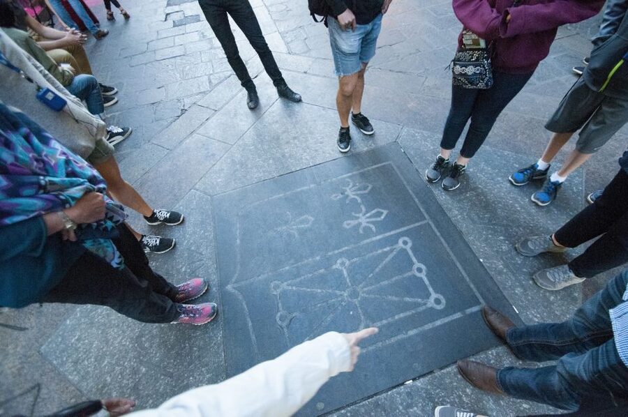 Paris: Ghosts, Legends & Mysteries Evening Walking Tour - Entering the darker Paris mindset around Pont Neuf