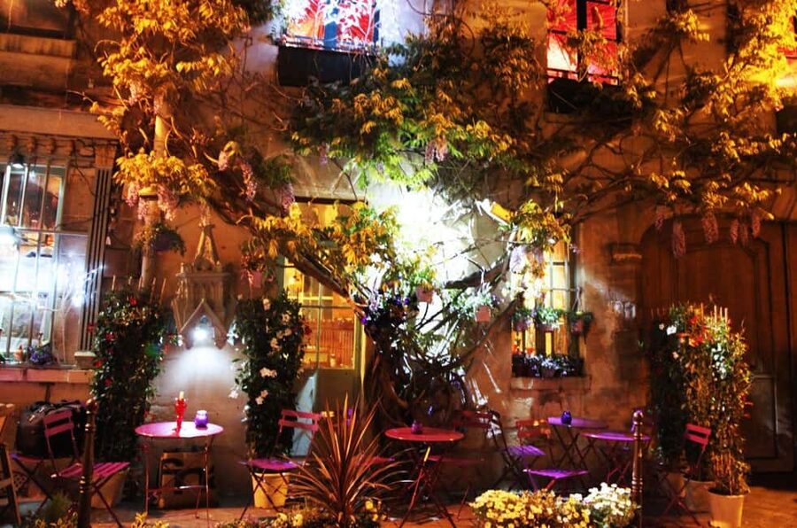 Paris: Ghosts, Legends & Mysteries Evening Walking Tour - Fontaine de la Croix-du-Trahoir: a photo moment with a story attached