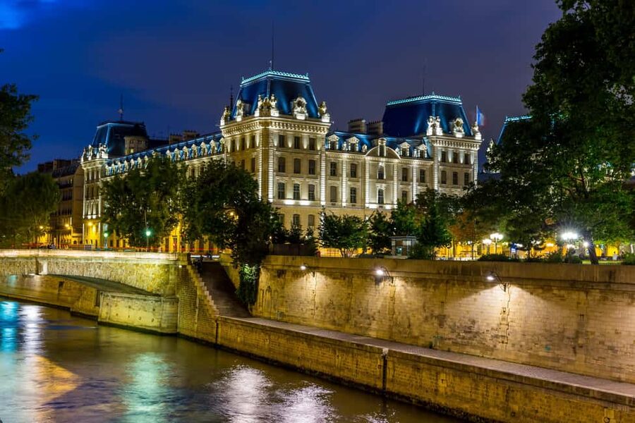 Paris: Ghosts, Legends & Mysteries Evening Walking Tour - Place du Vert-Galant and the Templar blaze story