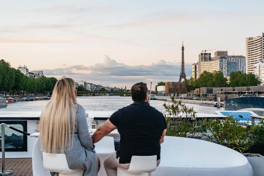 Paris: Gourmet Dinner Cruise on Seine River with Live Music - Quick takeaways