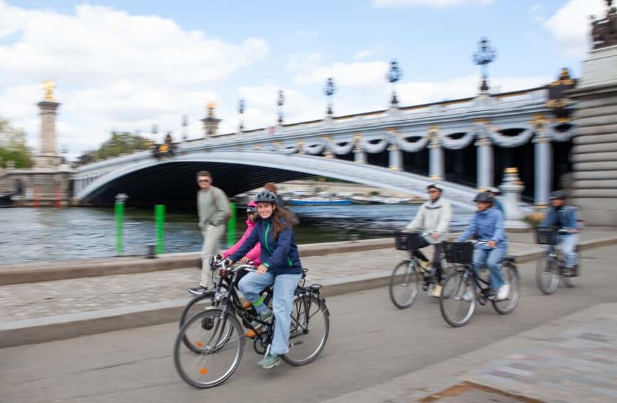 Paris: Guided Bike Tour of Must-See Sights - Place de la Concorde and Tuileries, short stops that work