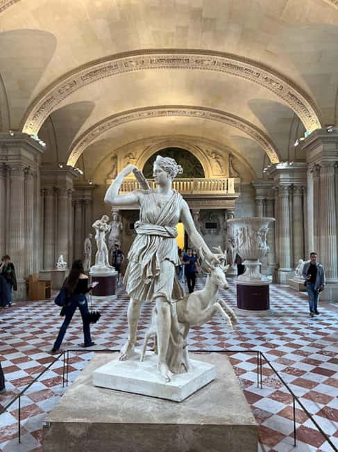 Paris: Guided tour in PORTUGUESE at the Louvre-semi-private - Small group pacing: why up to 6 people matters at the Louvre