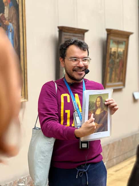 Paris: Guided tour in PORTUGUESE at the Louvre-semi-private - Louvre Pyramid orientation: the photo moment plus the context