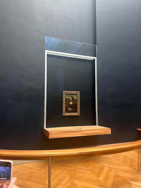 Paris: Guided tour in PORTUGUESE at the Louvre-semi-private - Inside the Louvre: how the planned route hits the big masterpieces