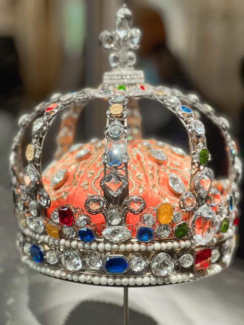 Paris: Guided tour in PORTUGUESE at the Louvre-semi-private - French royal jewelry, Versailles style rooms, and how the theme ties together