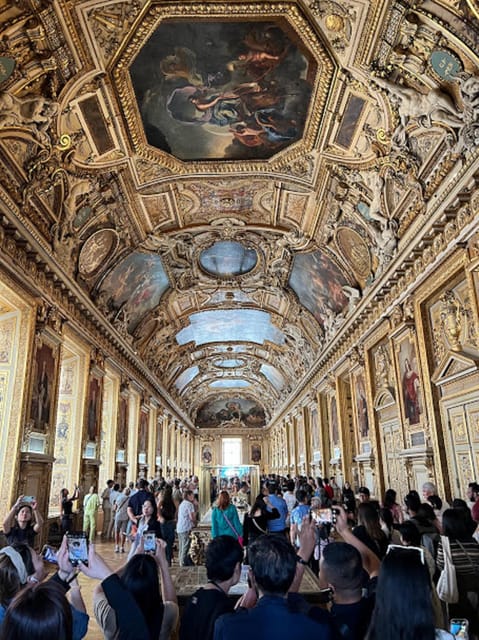 Paris: Guided tour in PORTUGUESE at the Louvre-semi-private - Photo time inside the galleries: how to get great shots without breaking rules