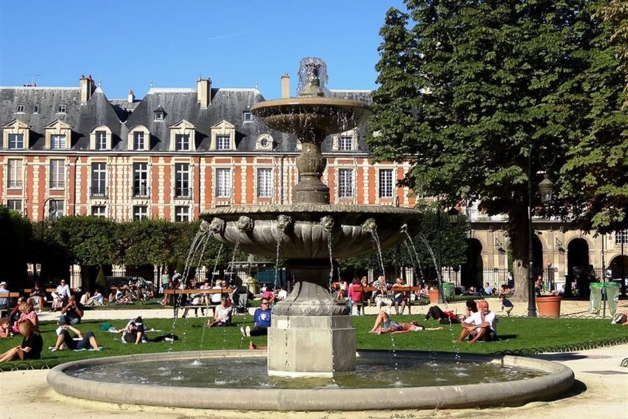 Paris: Guided tour of Marais in German - Private group benefits: German conversation without competing interests