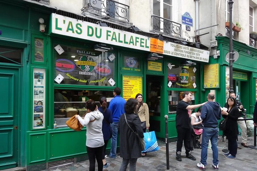 Paris: Guided tour of Marais in German - Place des Vosges: the oldest square in Paris, explained like a street-level story