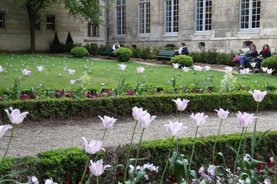 Paris: Guided tour of Marais in German - City Hall context: why the Marais feels like a different Paris