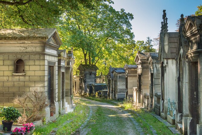 Paris: Haunted Père Lachaise Cemetery Guided Tour - Why Père-Lachaise Feels Haunted, Even Without the Ghost Talk