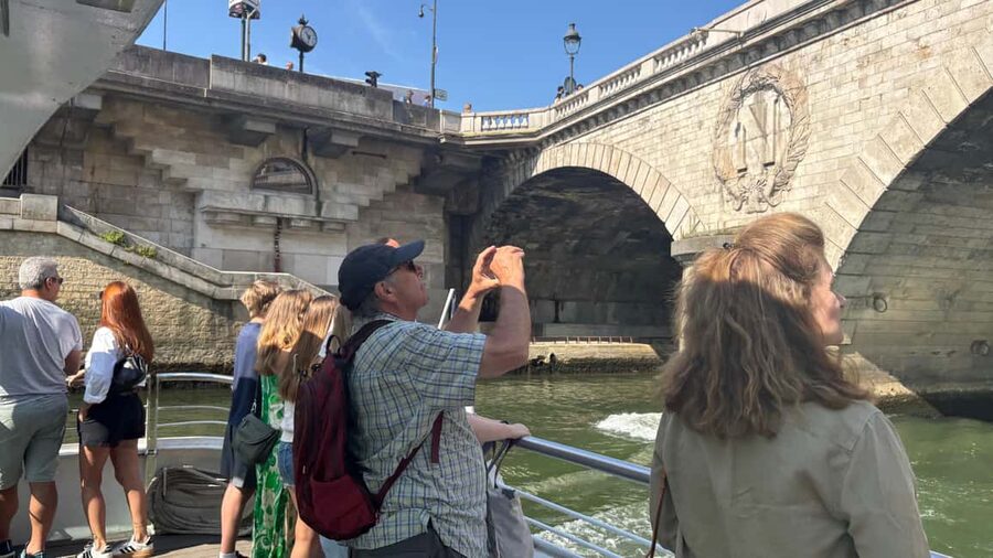 Paris: Hop-On Hop-Off Seine Cruise Pass with 9 Stops - Hôtel de Ville: central city views and a shortcut to more neighborhoods