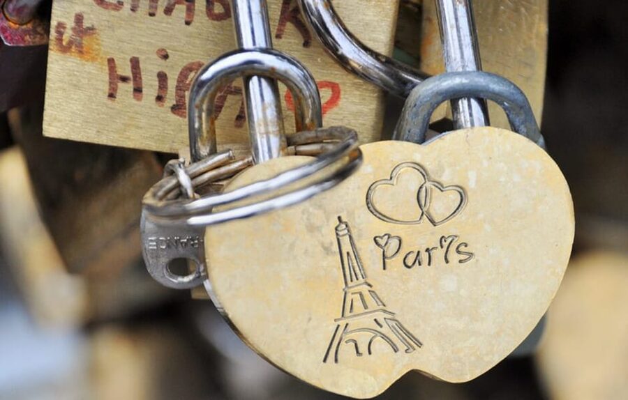 Paris Icons Express Tour - Notre-Dame to Louvre. Small group - Conciergerie and Marie-Antoinette: the mood shifts quickly