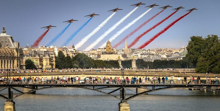 Paris Icons Express Tour - Notre-Dame to Louvre. Small group - Pont Neuf and Pont des Arts: the best river break