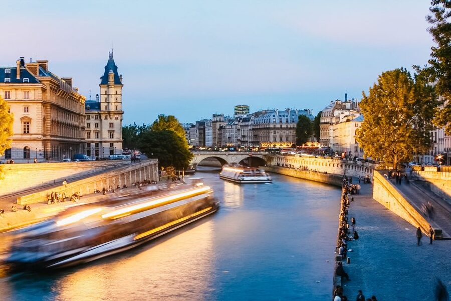 Paris: Illuminated Evening River Cruise & Waffle Tasting - The Illuminated Route: From Les Invalides to Notre-Dame Area