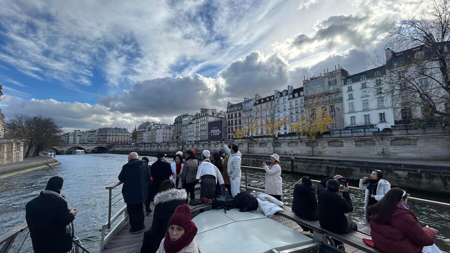 Paris: Illuminations River Cruise with Audio Commentary - The right departure time: when Paris lights up most beautifully