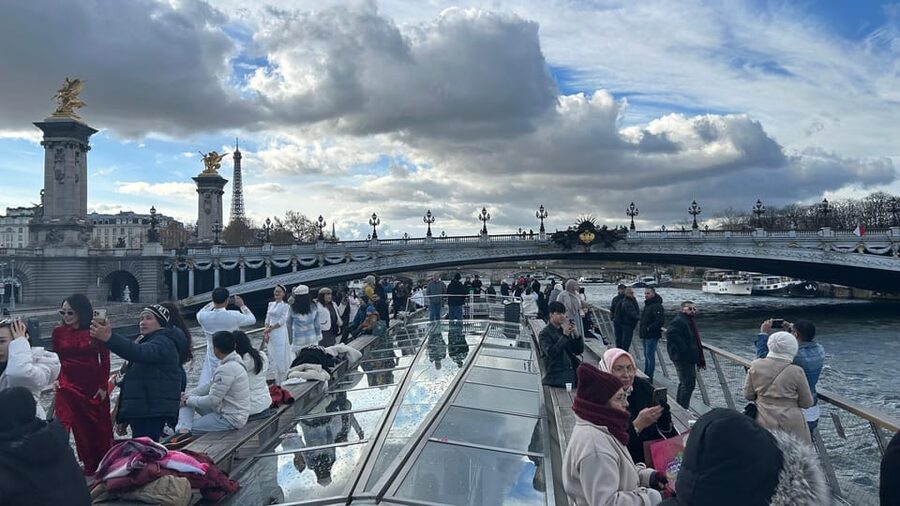 Paris: Illuminations River Cruise with Audio Commentary - Audio guide and the smartphone web app: how to use them without frustration