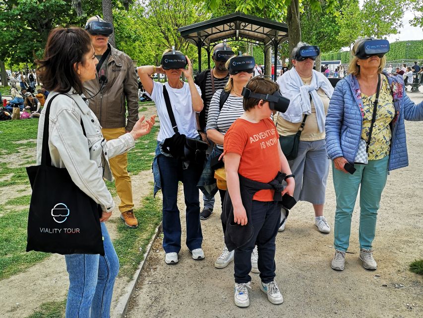 Paris : Immersive Eiffel Tower tour with virtual reality - A small group setup that keeps the experience personal