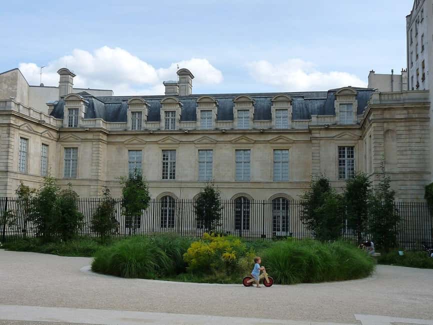 Paris: Jewish Marais District Walking Tour - Guides, pacing, and comfort: how to get the best experience