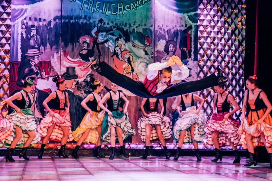 Paris: La Nouvelle Eve Cabaret Show with Champagne - La Nouvelle Eve in Montmartre: the setting that makes the night work