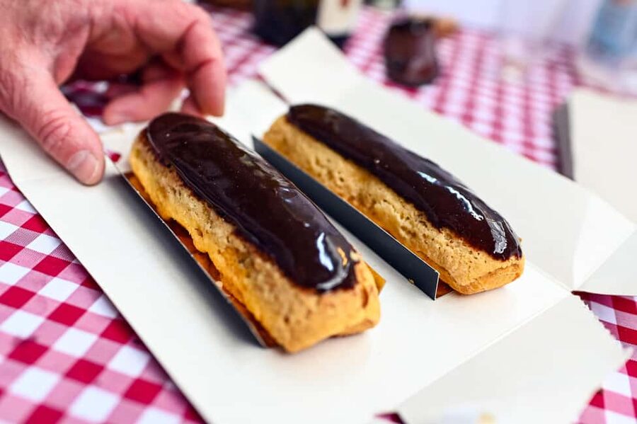 Paris: Le Marais District Food Tour with 10+ Tastings & Wine - Breaking into the Jewish quarter with falafels