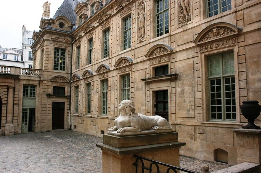 Paris: Le Marais Highlights Guided Small Group Walking Tour - Key highlights worth prioritizing