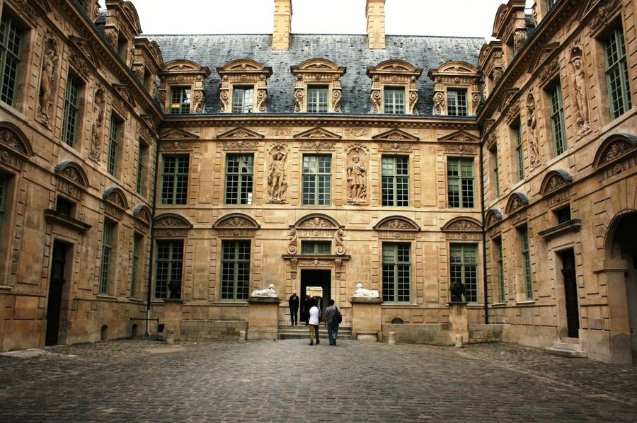 Paris: Le Marais Highlights Guided Small Group Walking Tour - Medieval clues: Philippe Auguste walls and power stories