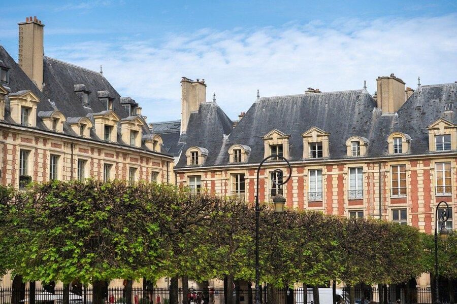 Paris: Le Marais Highlights Guided Small Group Walking Tour - Hôtel de Sens: architecture that hints at another Paris