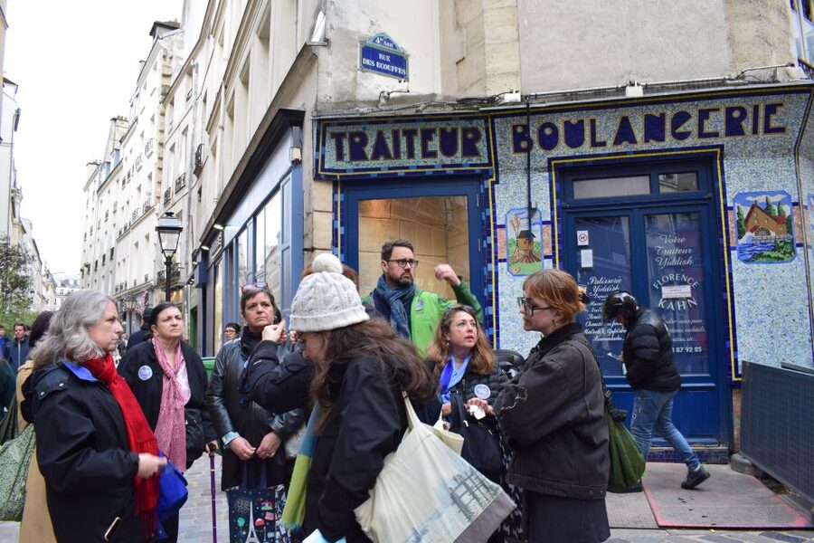 Paris: Le Marais & Montmartre Jewish History Walking Tour - Guides and group size: what “small-group” really buys you