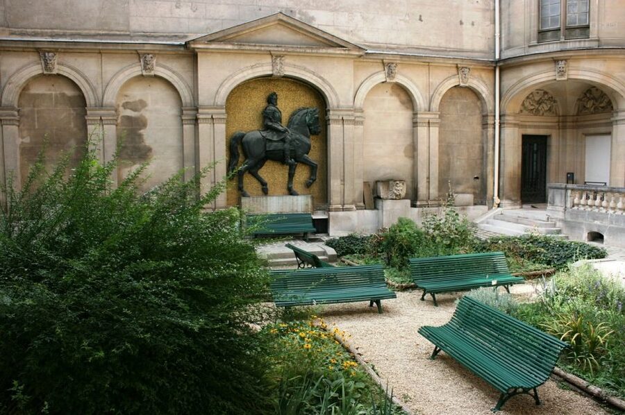 Paris: Le Marais Walking Tour - Rue Sainte-Croix-de-la-Bretonnerie and the Cloister of Billettes