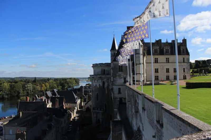 Paris: Loire Valley Castles Tour with Wine Tasting - Lunch in the Loire Valley: a Real Meal, Not a Glorified Break