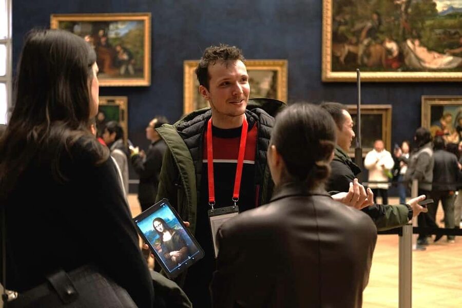 Paris: Louvre Masterpieces Tour with Pre-Reserved Tickets - Café Le Nemours meeting point: the easiest way to start on time