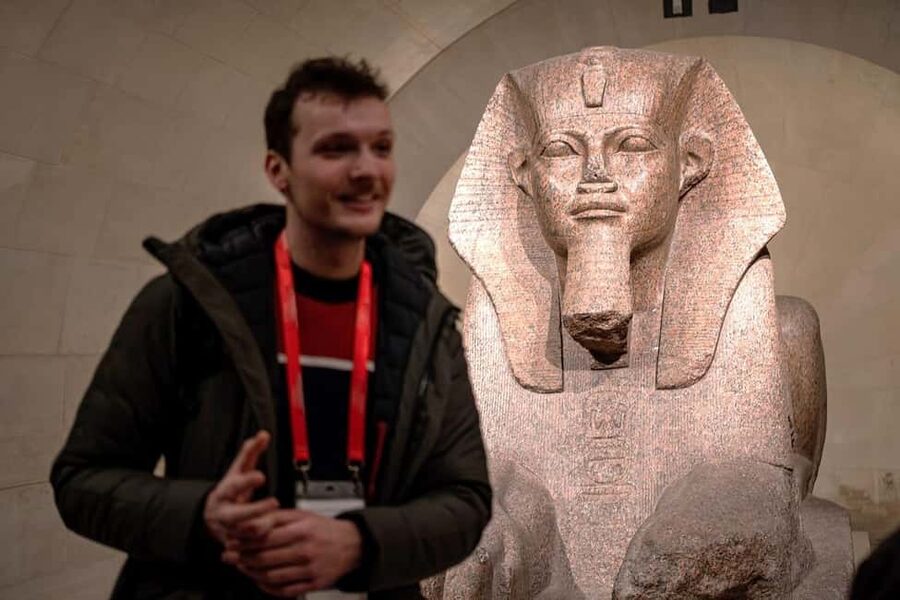 Paris: Louvre Masterpieces Tour with Pre-Reserved Tickets - The icon route you actually came for: Mona Lisa, Venus de Milo, Winged Victory