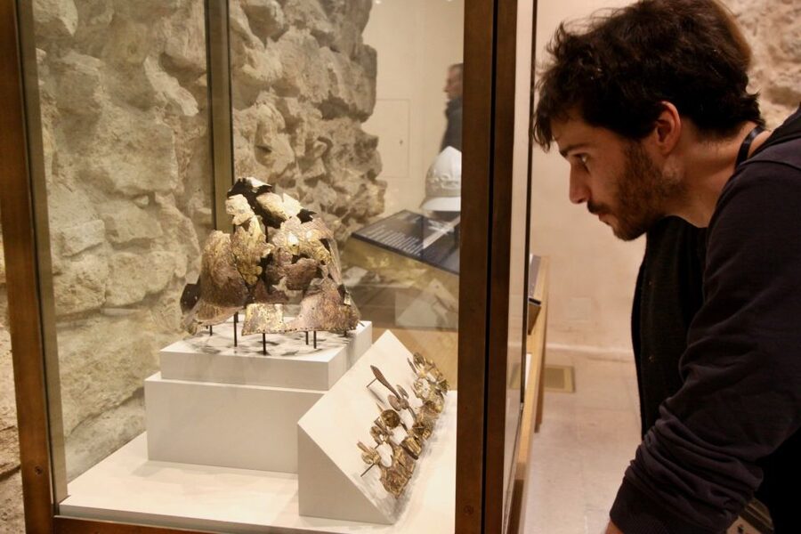 Paris: Louvre Museum Highlights and Mona Lisa Tour - Pace, group size, and why headsets change everything