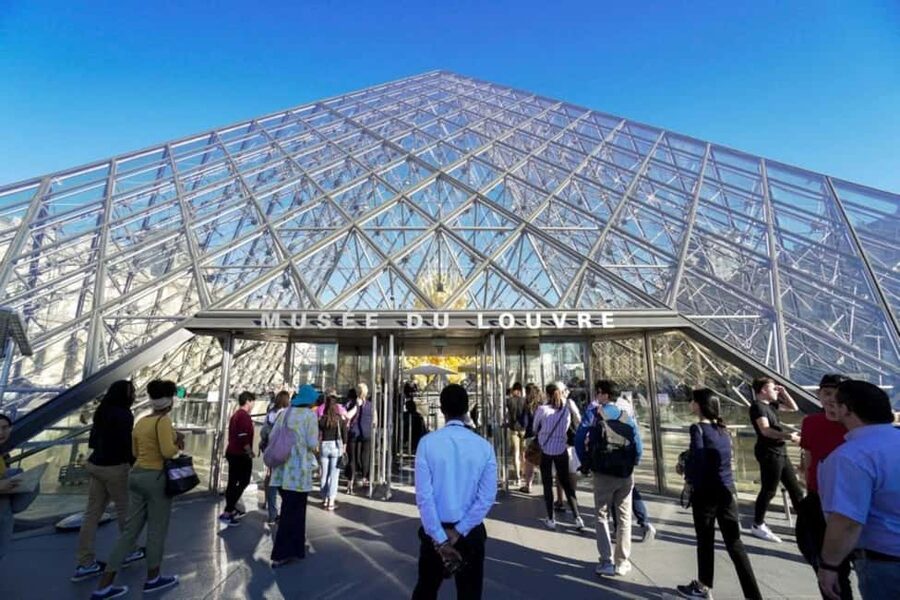 Paris: Louvre Museum Hosted Entry and Mona Lisa Audioguide - Timed Louvre entry from Benlux Duty Free