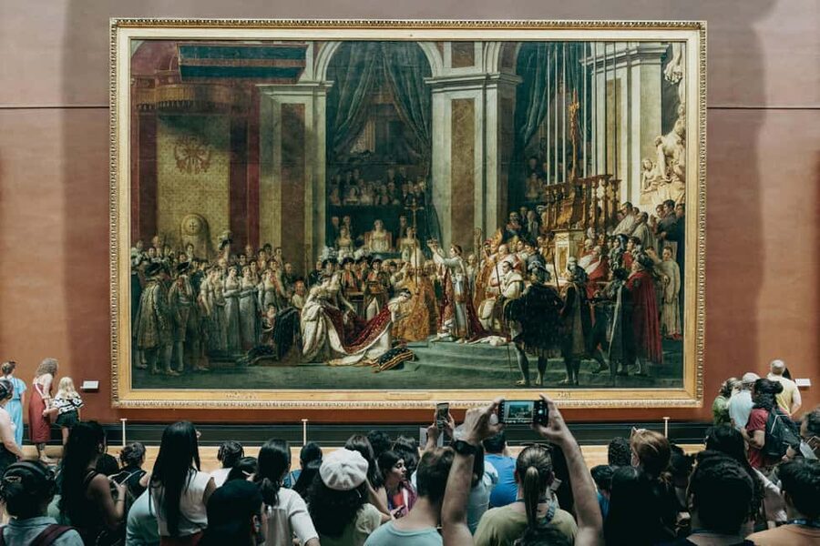 Paris: Louvre Museum Hosted Entry & Masterpieces Audio Guide - Entering The Louvre with hosted entry, then self-paced roaming