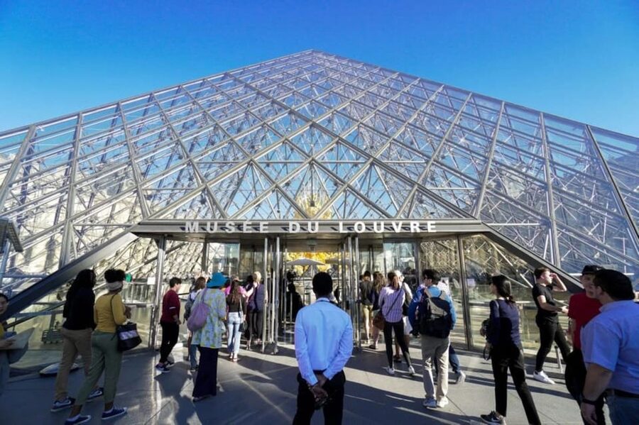 Paris: Louvre Museum Ticket and Mona Lisa Access with Host - How the Louvre host shortcut works at Rue de Rivoli