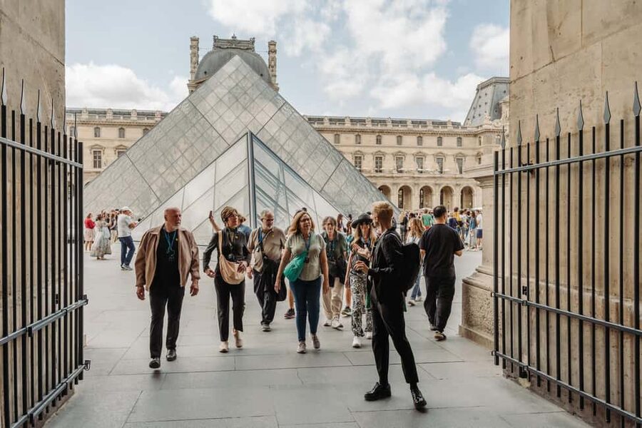 Paris: Louvre or Orsay, Eiffel Tower, City Walk & Cruise - Île de la Cité: Notre-Dame exterior views with context