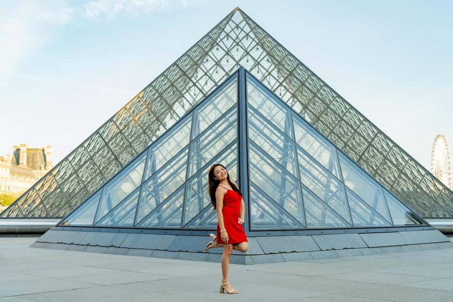Paris: Louvre Photo Shoot - First big moment: the glass pyramid contrast shots
