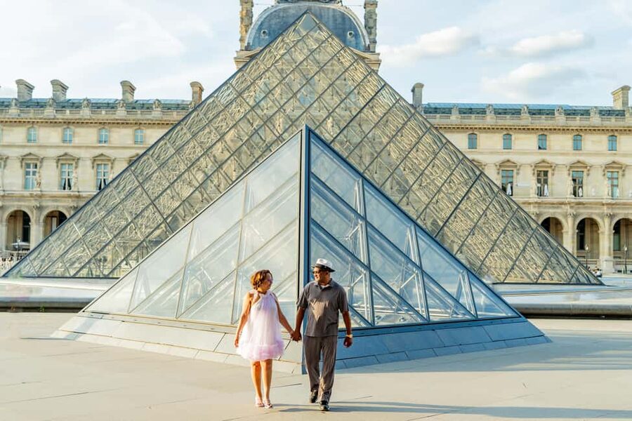 Paris: Louvre Photo Shoot - Posing guidance that feels like coaching, not choreography