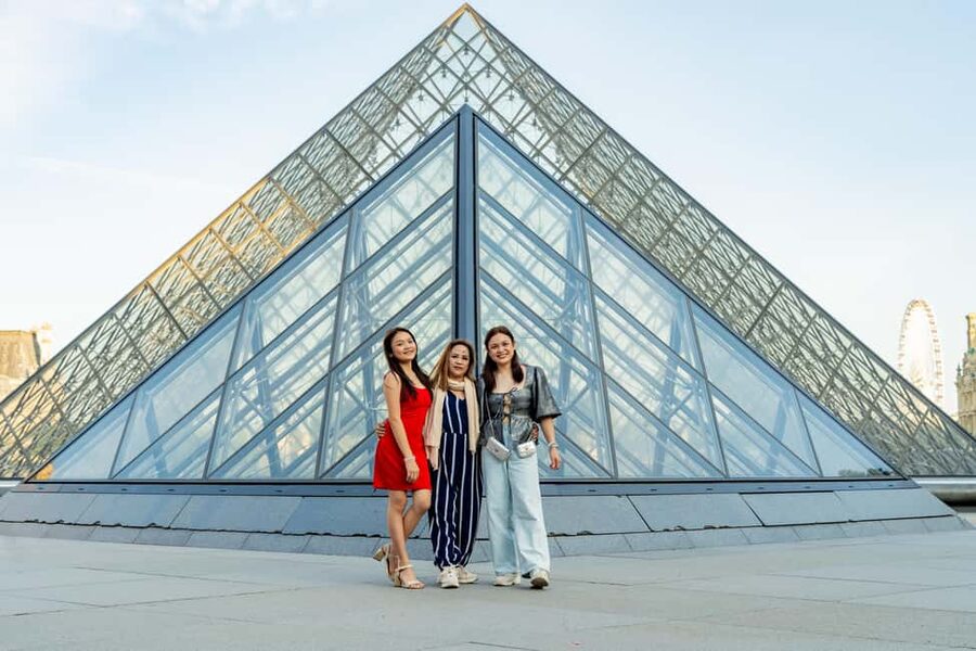 Paris: Louvre Photo Shoot - The photographer’s job: making you look natural in a famous place