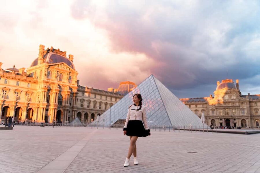 Paris: Louvre photoshoot or Seine bridges Eiffel Tower walk - Prep Tips With a Charged Smartphone and Comfortable Shoes