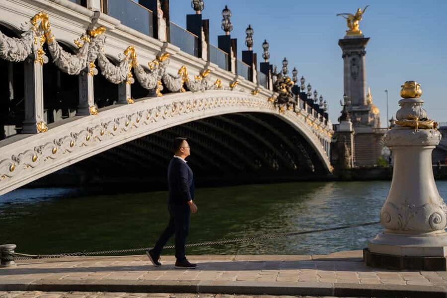 Paris: Louvre photoshoot or Seine bridges Eiffel Tower walk - Should You Book This Paris Photo Walk or Photoshoot?