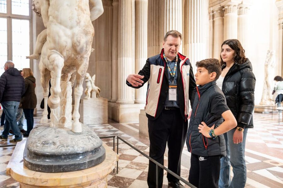 Paris: Louvre Private Family Tour for Kids + Reserved Entry - How the guide turns the Louvre into a detective mission