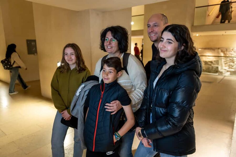 Paris: Louvre Private Family Tour for Kids + Reserved Entry - Venus de Milo: why the guide’s pacing matters