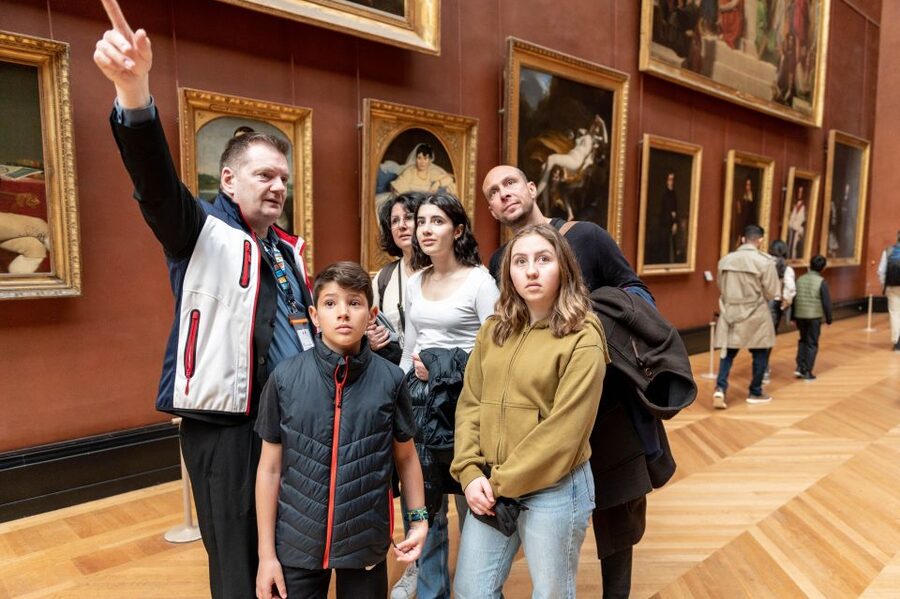 Paris: Louvre Private Family Tour for Kids + Reserved Entry - Practical logistics that make or break a family tour