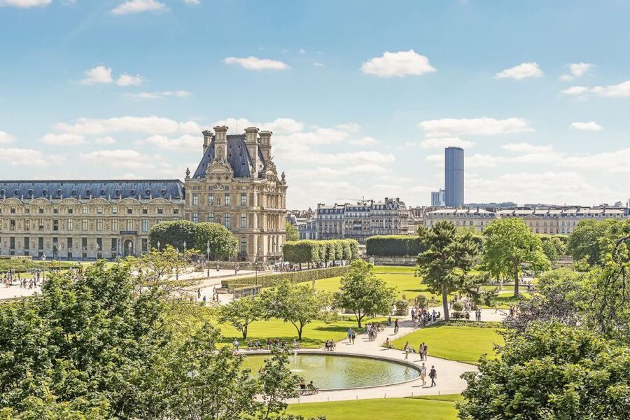 Paris: Louvre Private Family Tour for Kids + Reserved Entry - Meeting at the Napoleon Courtyard, then straight into the Louvre