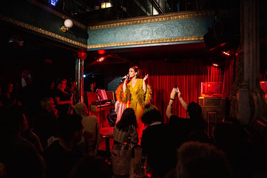Paris: Madame Arthur Cabaret Show Ticket - Minima Geste’s Who sings? and the shift to Tour de chant