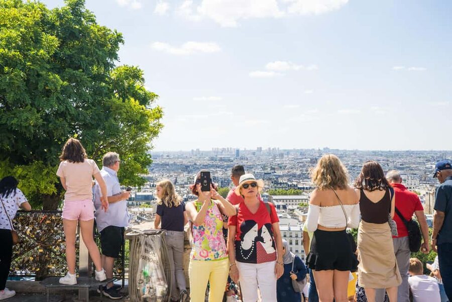 Paris Montmartre: 2-Hour City Tour in German - Place du Tertre Artist Square: When Art Feels Like a Street Sport