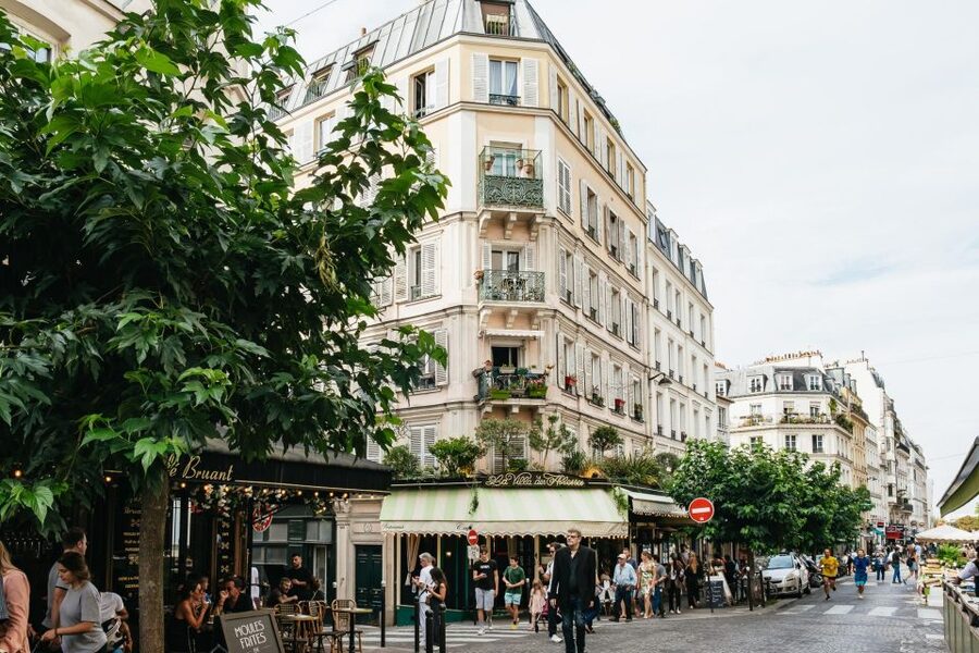 Paris: Montmartre Food and Wine Guided Tour - Oysters and French wine at a local institution, why the pairing works