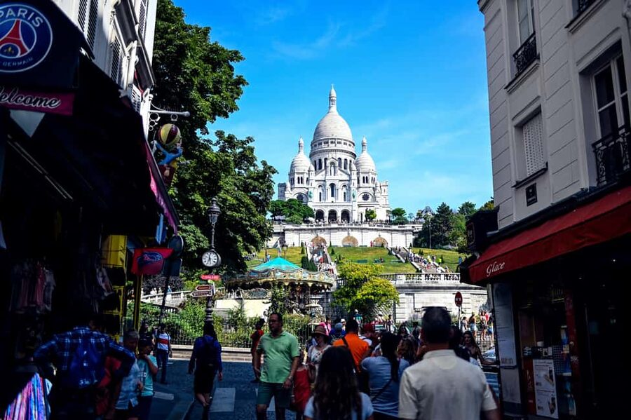 Paris: Montmartre Food Tour with 10 Local Tastings & Wines - Crêpes on a lively street, plus the Breton galette difference
